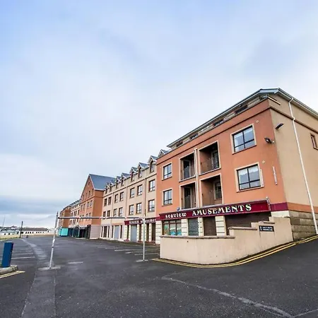 Centrally Located 2 Bedroom Beach - Views Of The Waves. Apartment