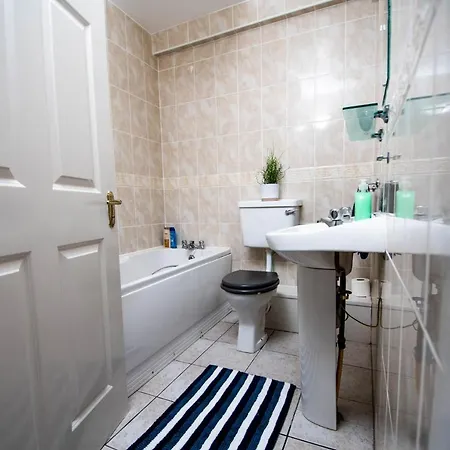 Centrally Located 2 Bedroom Beach - Views Of The Waves. * Bundoran