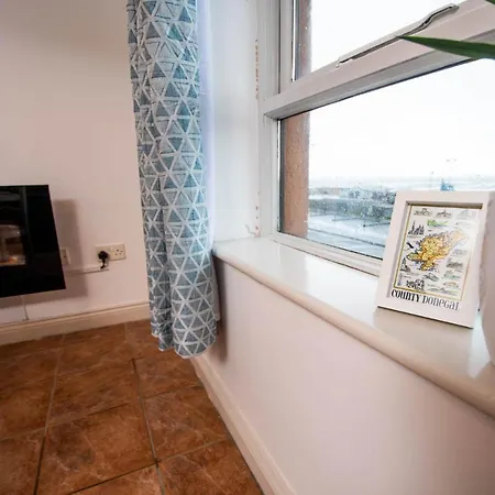 Centrally Located 2 Bedroom Beach - Views Of The Waves. * Bundoran