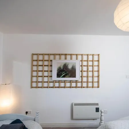 Centrally Located 2 Bedroom Beach - Views Of The Waves. * Bundoran
