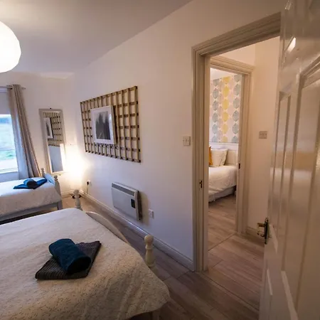 Centrally Located 2 Bedroom Beach - Views Of The Waves. Apartment *