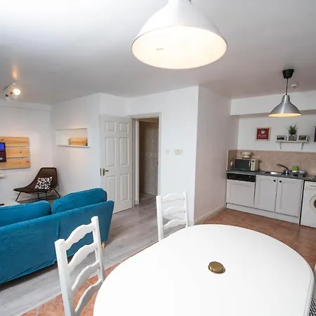 Apartment Centrally Located 2 Bedroom Beach - Views Of The Waves. *