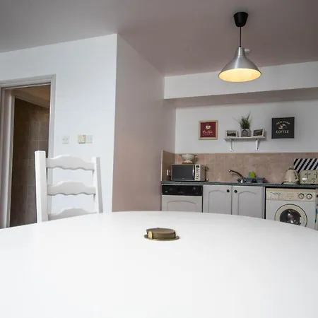 Centrally Located 2 Bedroom Beach - Views Of The Waves. Apartment Bundoran
