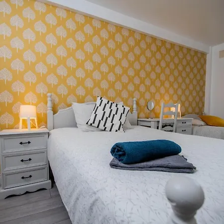 Centrally Located 2 Bedroom Beach - Views Of The Waves. Apartment *