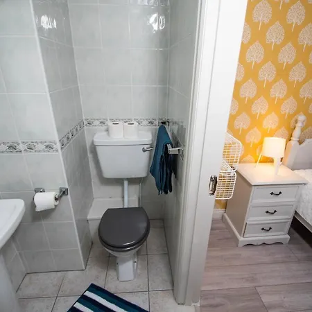 Centrally Located 2 Bedroom Beach - Views Of The Waves. Apartment