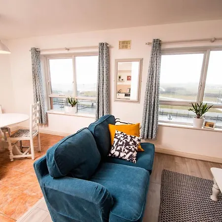 Centrally Located 2 Bedroom Beach - Views Of The Waves. Apartment