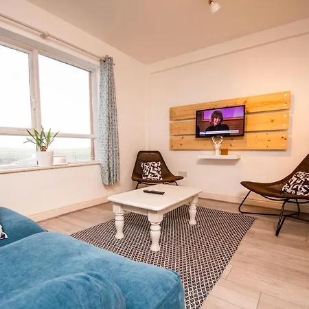 Centrally Located 2 Bedroom Beach - Views Of The Waves. Apartment *